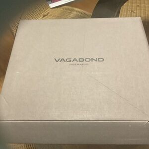 Vagabond Chelsea boot size 9 black croc leather